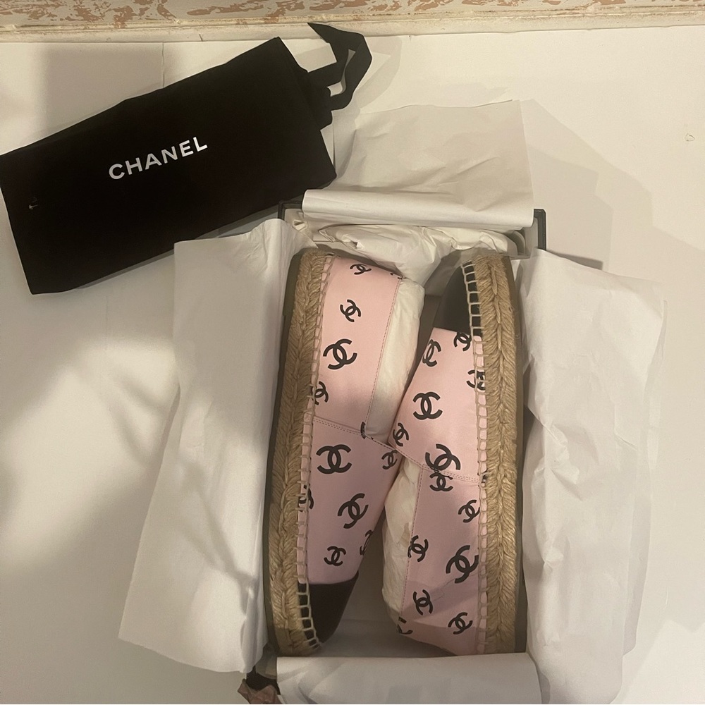 CHANEL Leather Espadrilles. Light Pink w/Black Chanel logo C’s. Blk Leather toe.